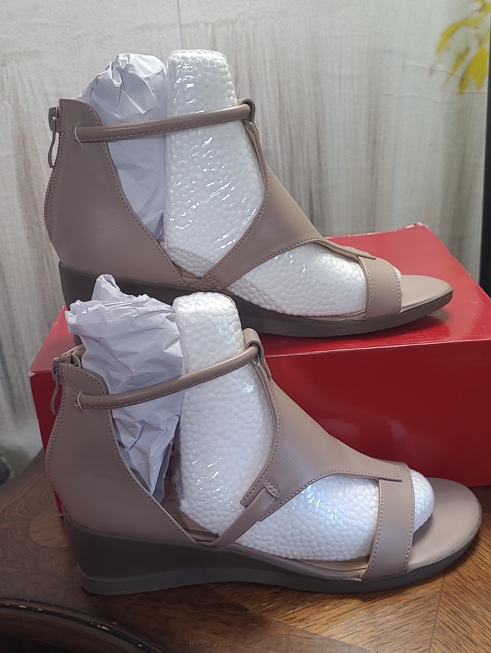 New in box! Journee Trayle Womens 7 Taupe Wedge Gladiator Sandals Back Zippers